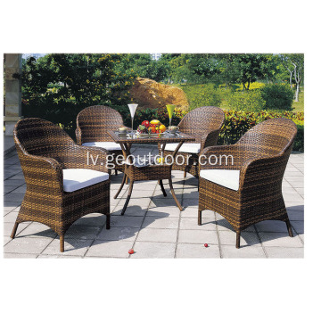 Satriecošs Rattan dārza galds ar četriem krēsliem